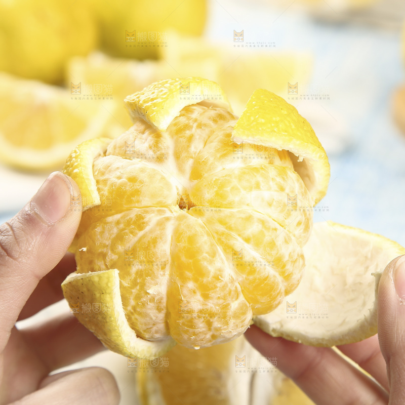 手里拿着贡柚