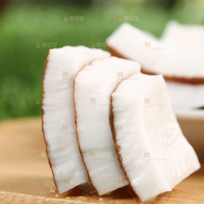 木底上放着切块的椰肉