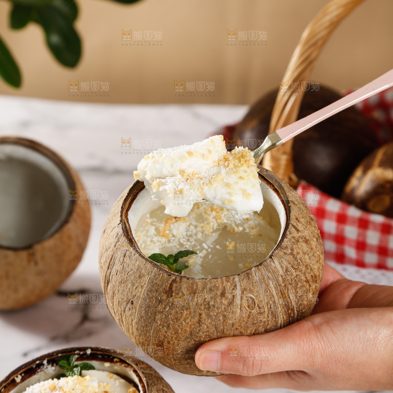 手里拿着椰子冻用勺子舀出