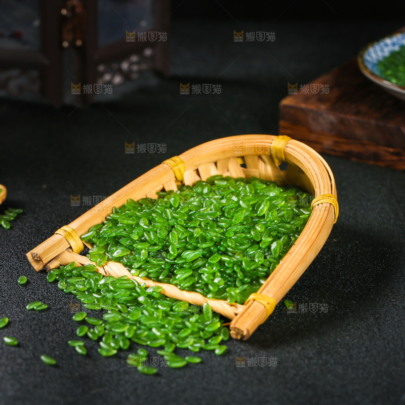 簸箕里的香糯绿竹米