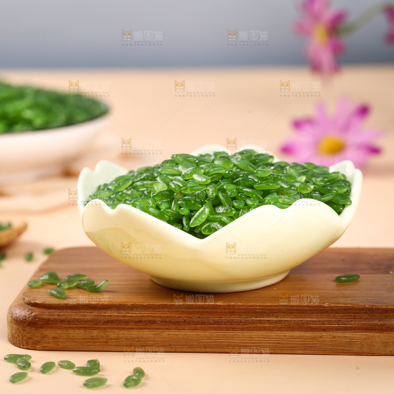 木底上放着一盘东北绿竹米