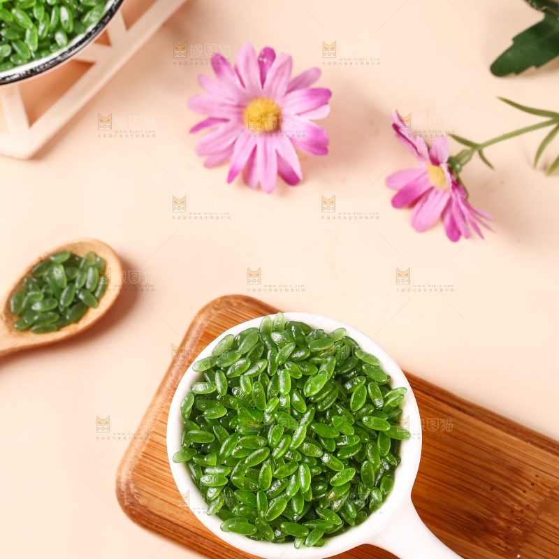 木板上放着一碟绿竹米