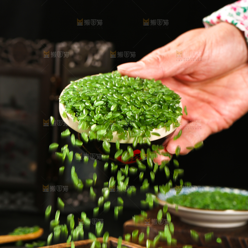 手里拿着一碗绿竹米