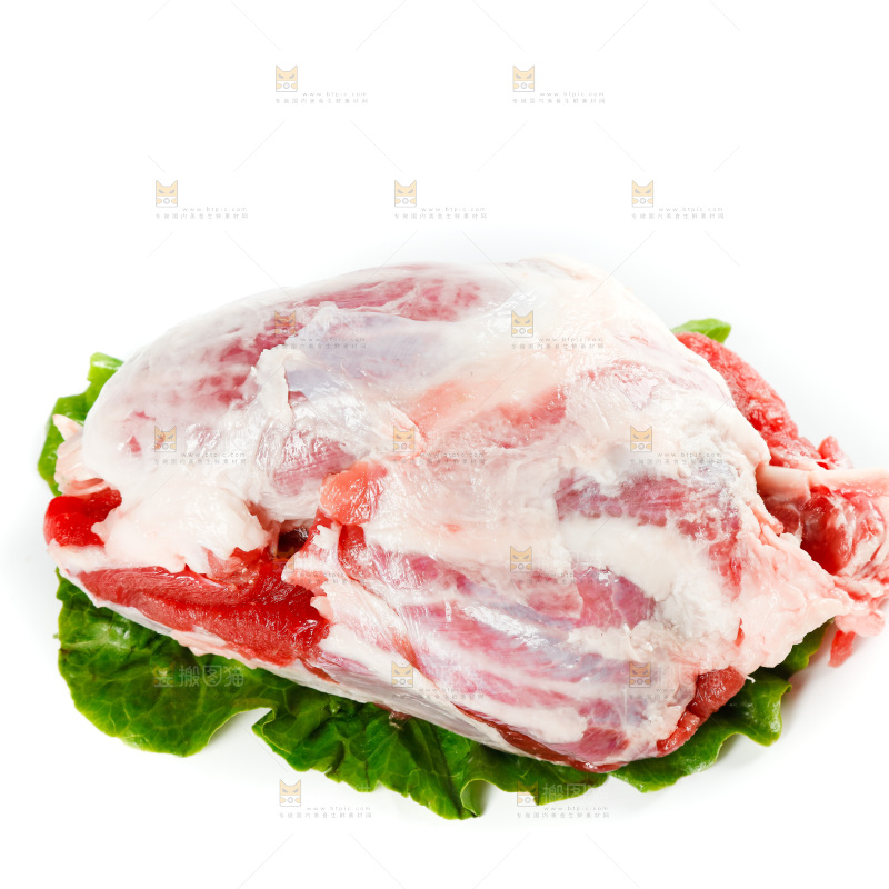 白底上放着新鲜牛腱子肉