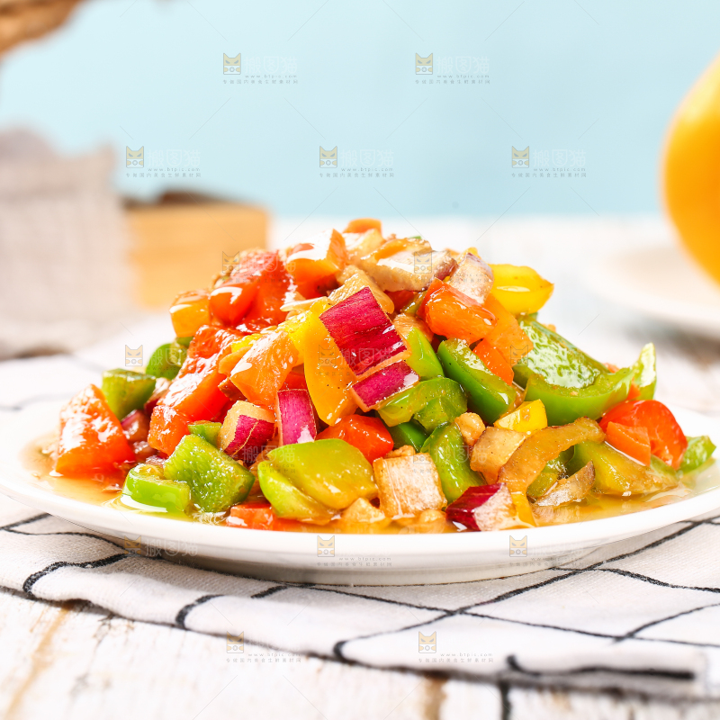 格子布上放着一盘彩椒炒肉
