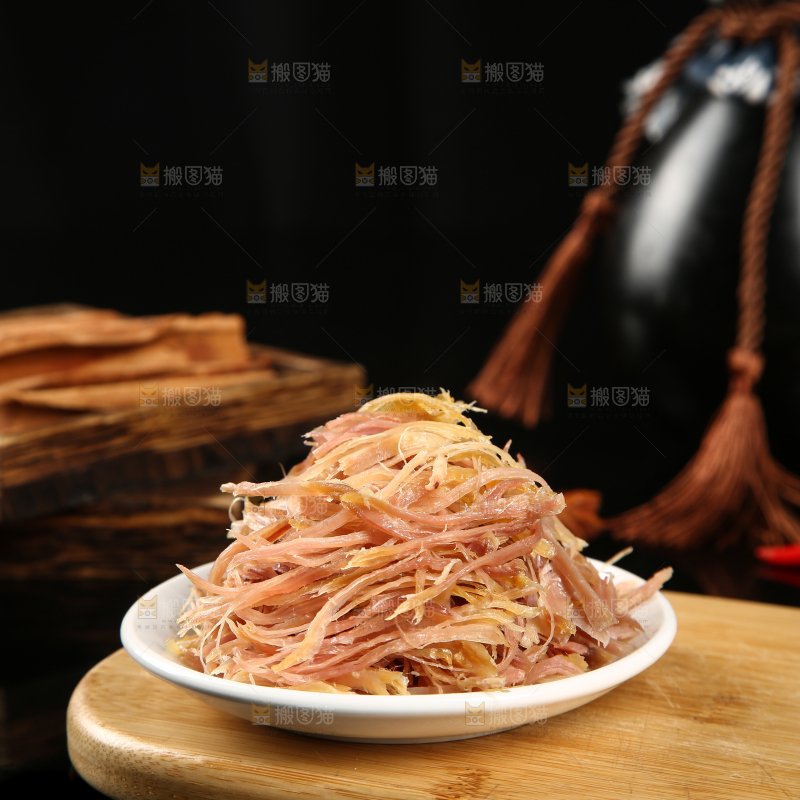 木板上放着一盘鸡肉丝