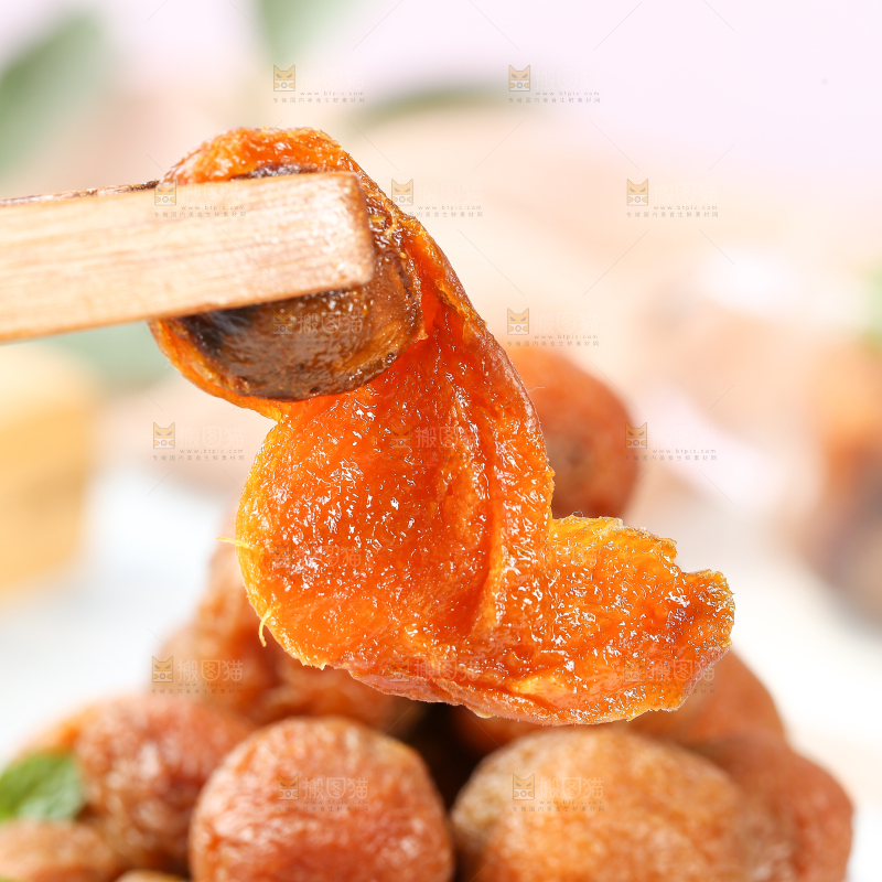 夹子上夹着杏干