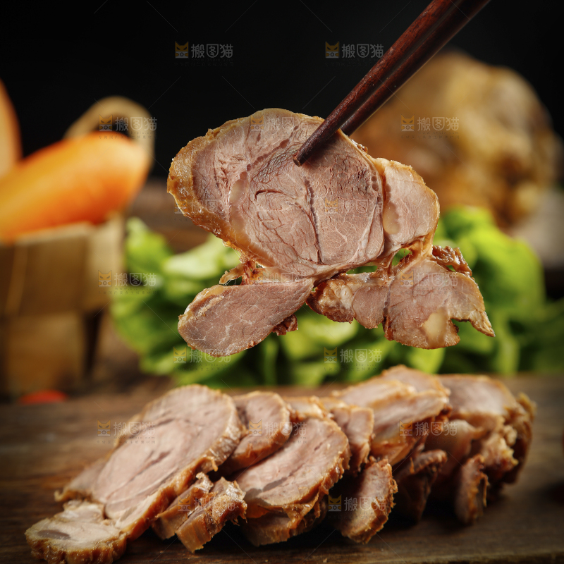筷子上夹着卤牛肉