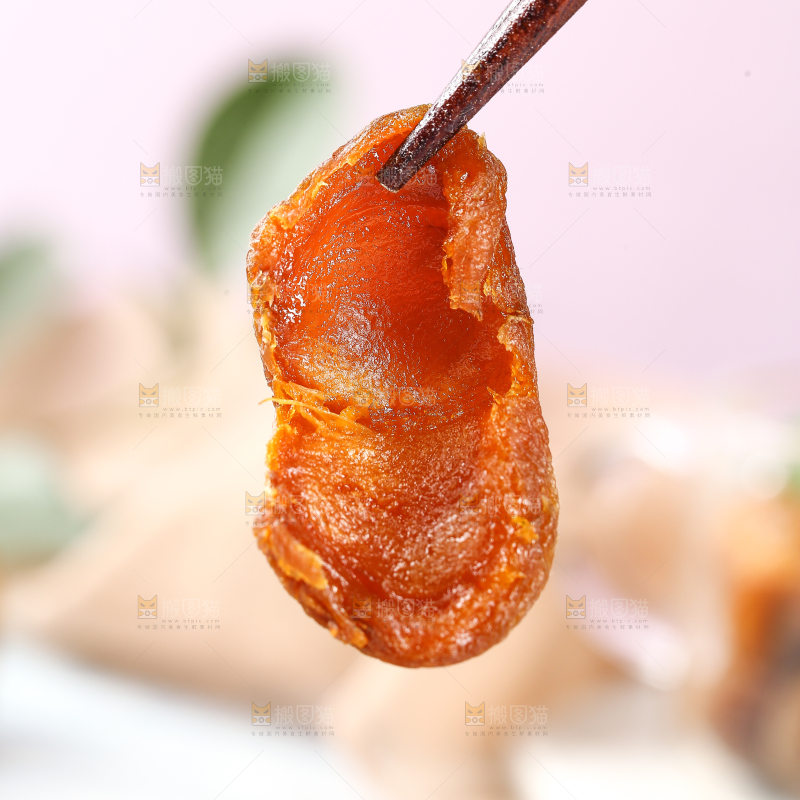 筷子上夹着吊干杏
