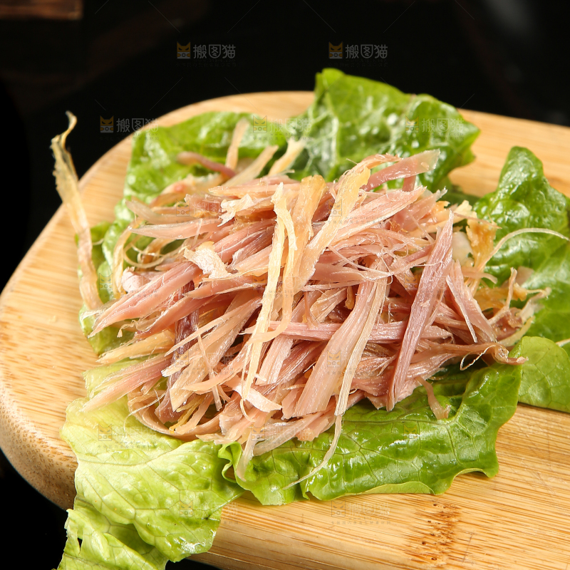 木底上放着鸡肉丝