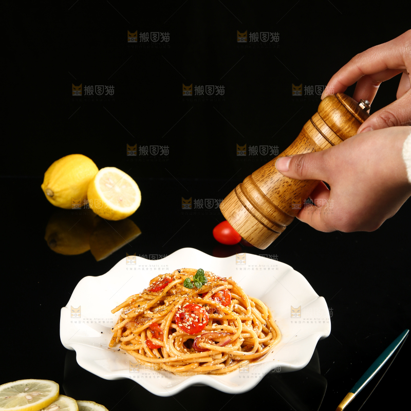 黑底上放着一盘意面