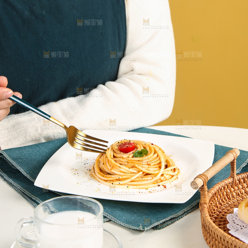 盘子里装着意大利面
