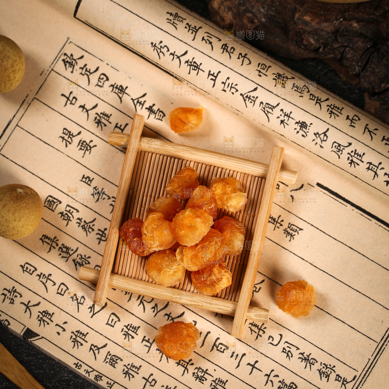 木板上的无核桂圆肉
