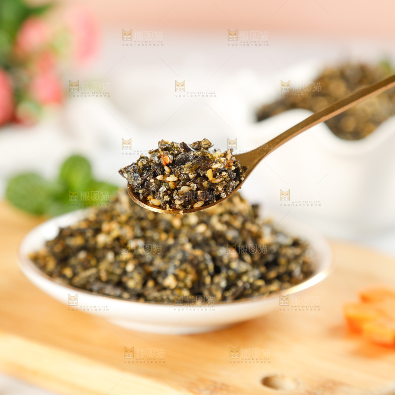勺子里舀着芝麻海苔碎