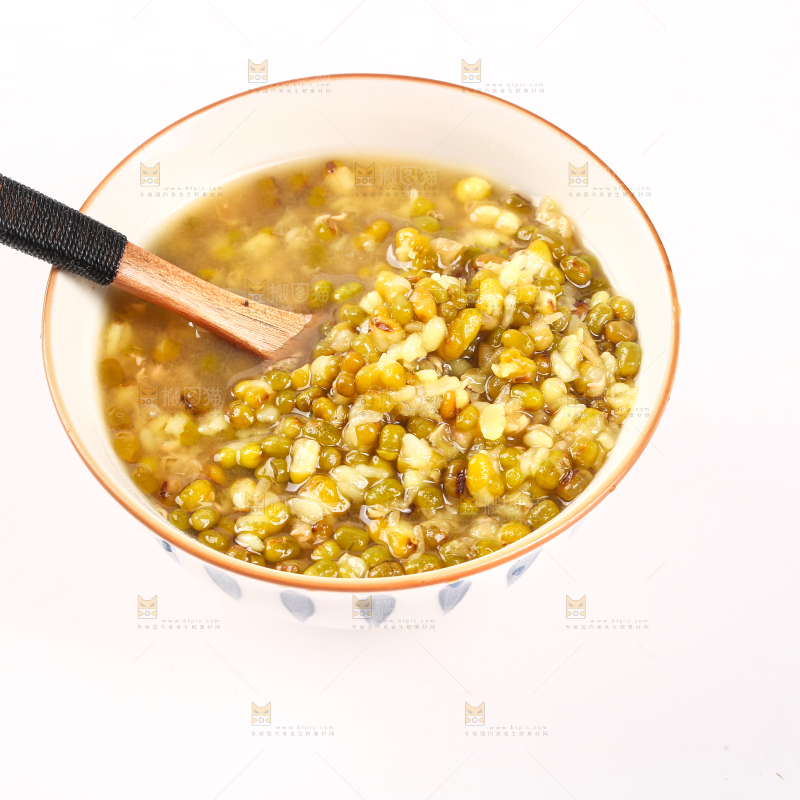 碗里装着绿豆粥