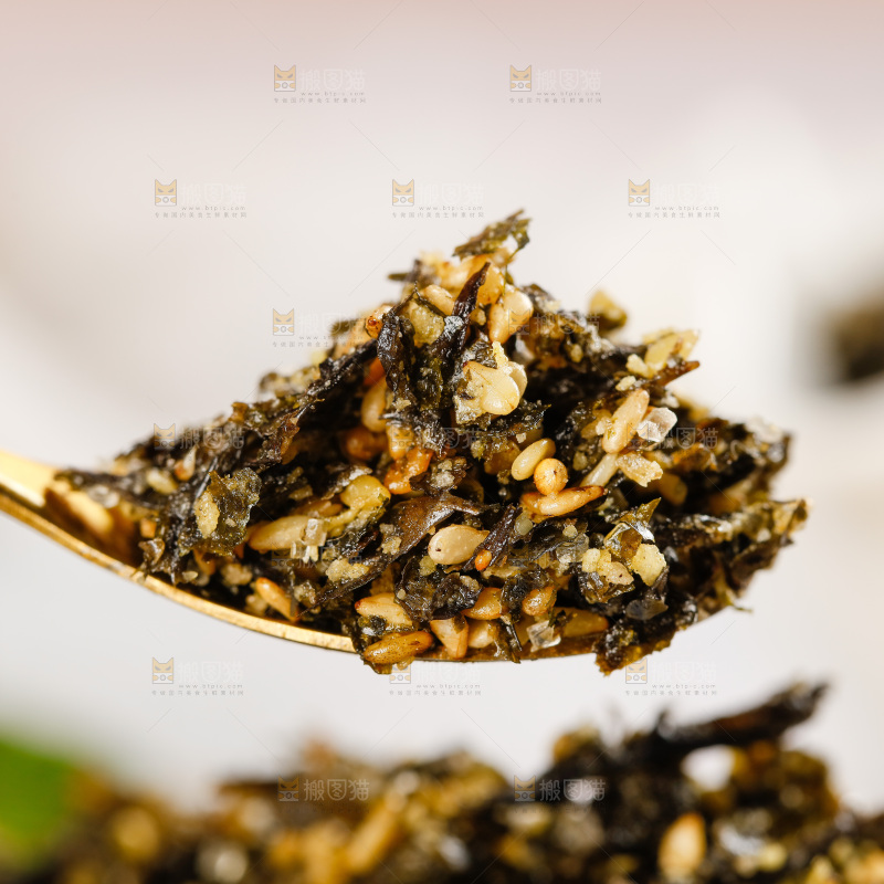 勺子里舀着芝麻海苔碎