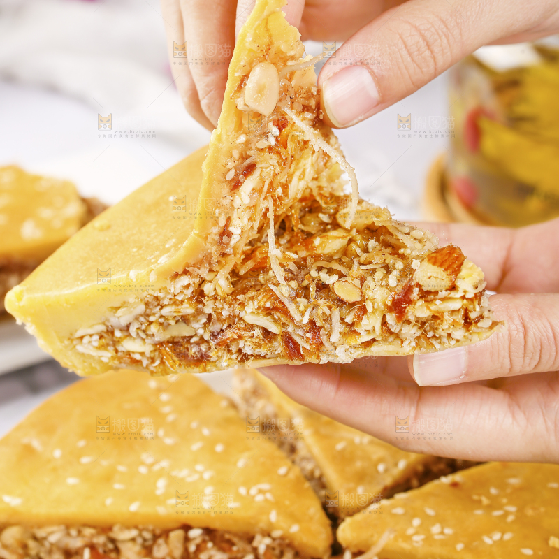 手里拿着椰丝饼