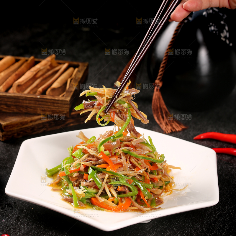 盘子里装着香辣鸡肉丝
