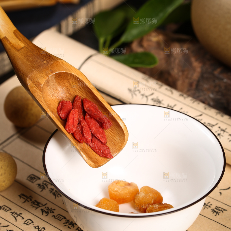 勺子里装着桂圆果肉