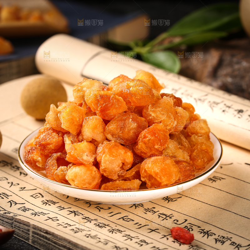 碟子里装着无核桂圆