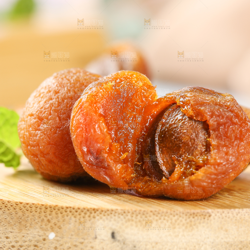 木板上的四团吊干杏