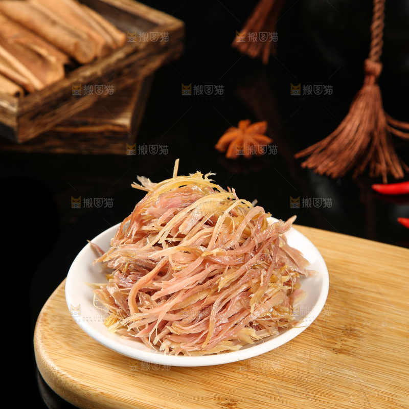 木板上放着一盘鸡肉丝