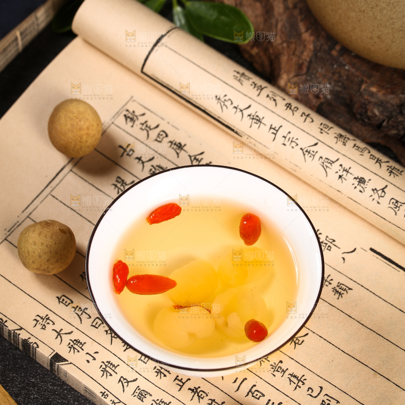 碗里装着桂圆枸杞茶