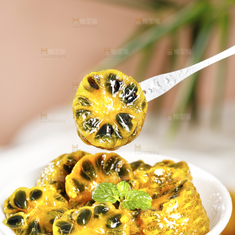 叉子上插着九月黄果肉