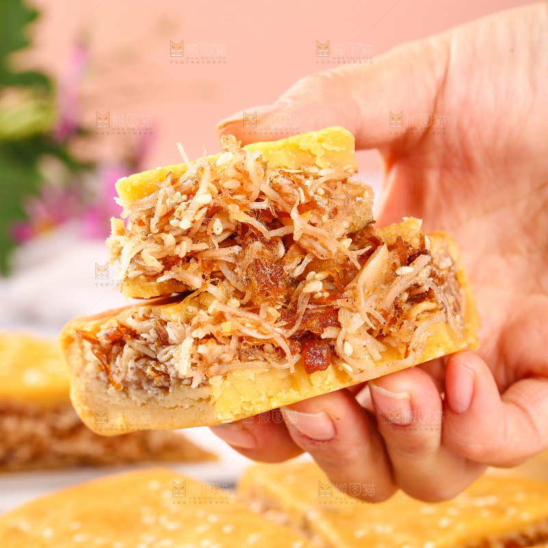 手里拿着五仁椰丝饼