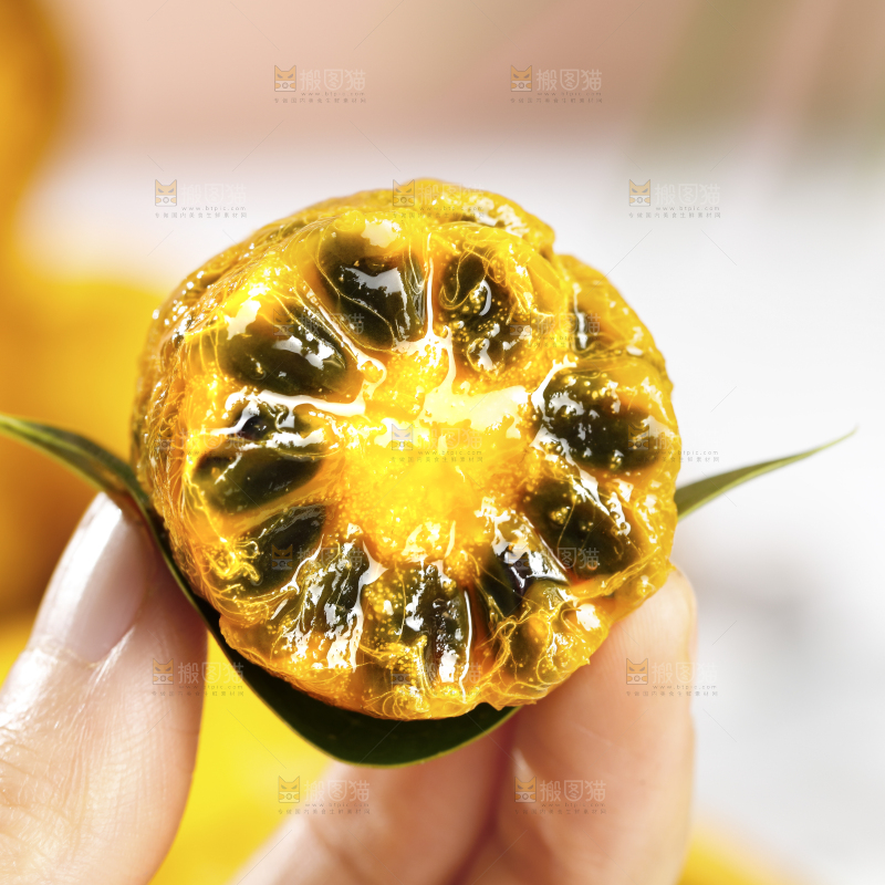 手里拿着九月瓜果肉