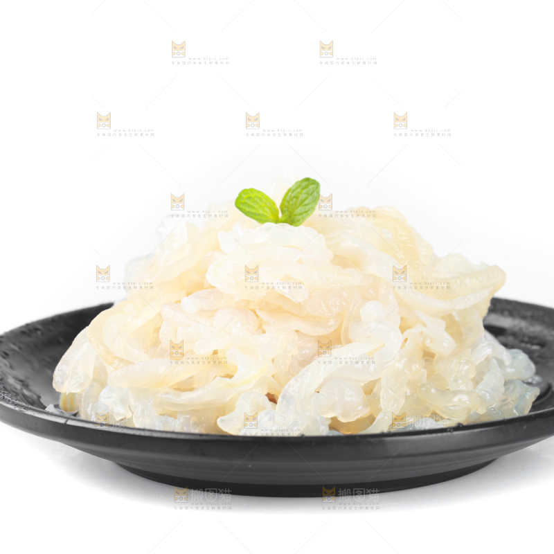 白底上放着一盘海蜇皮