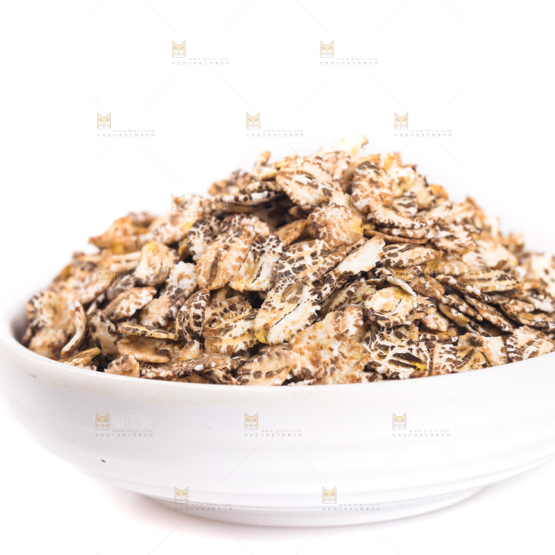 白底上放着一盘黑麦片