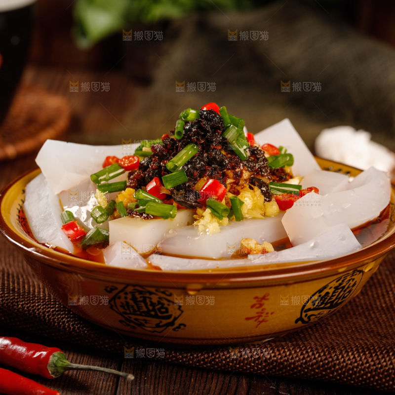 碗里装着香辣凉粉