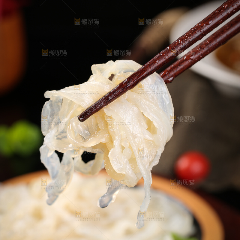 筷子上夹着海蜇皮
