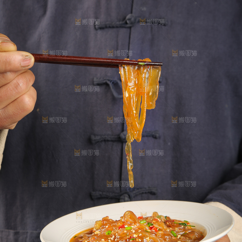手里端着一盘凉拌海蜇