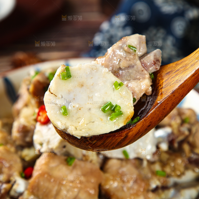 勺子上舀着芋头烧排骨