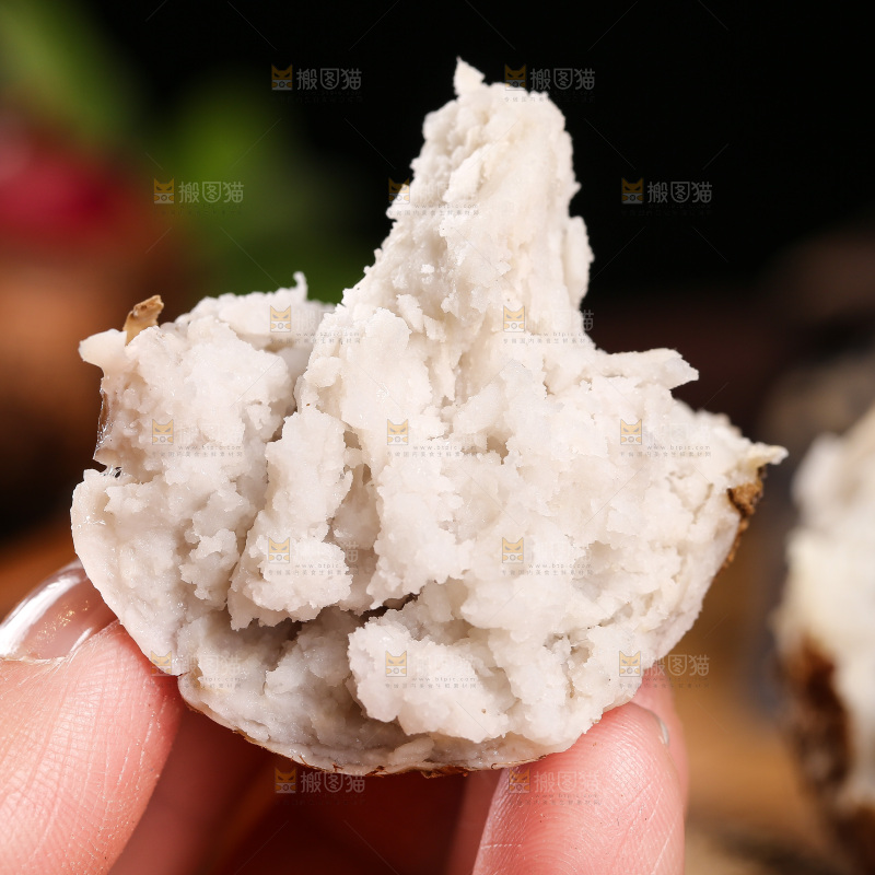 手里拿着蒸熟的红芽芋