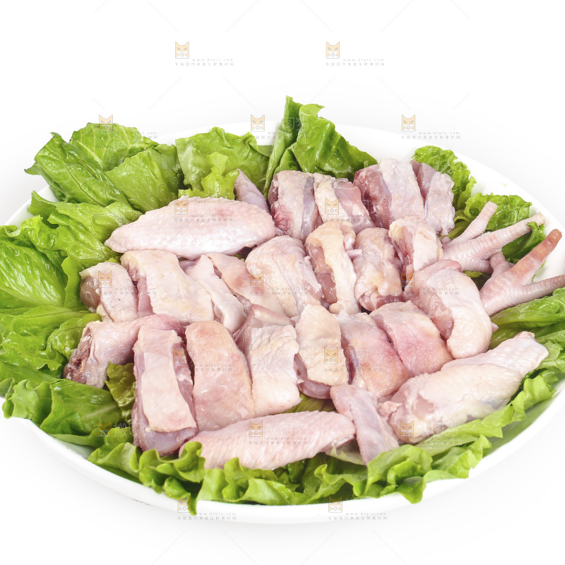 白底上的生鲜鸡肉