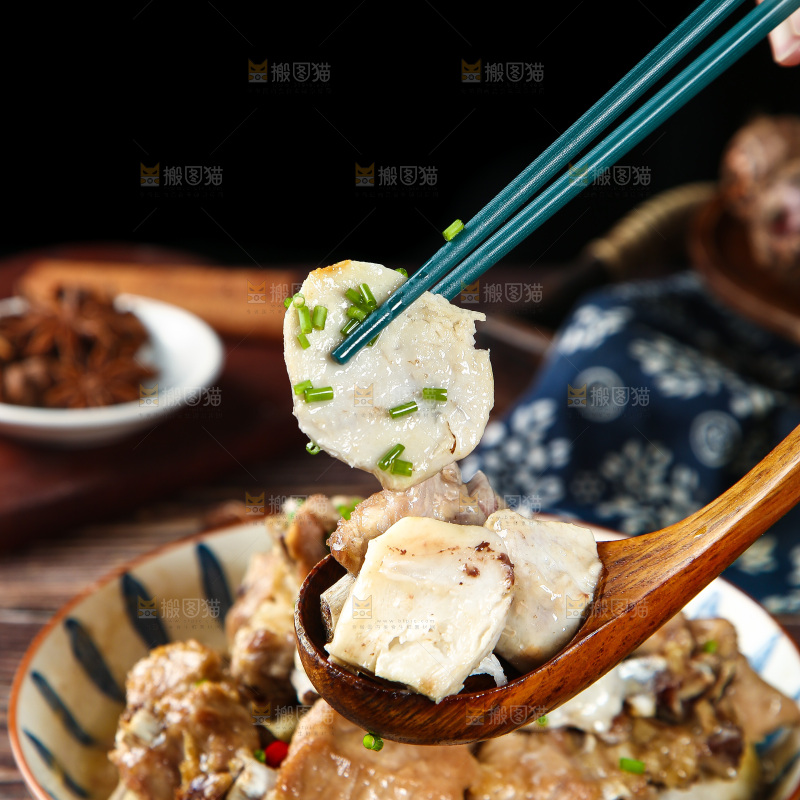 勺子上舀着芋头烧排骨