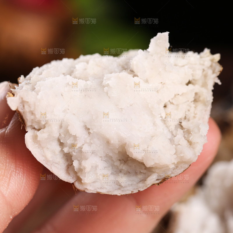 手里拿着蒸熟的红芽芋