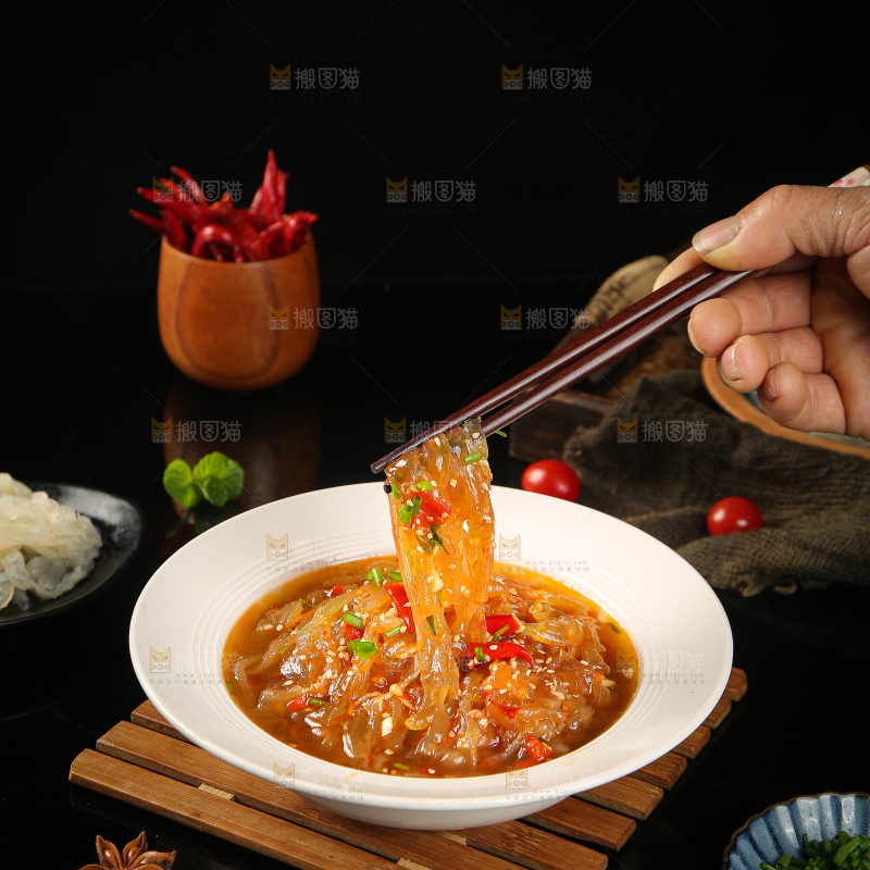 筷子上夹着香辣海蜇丝