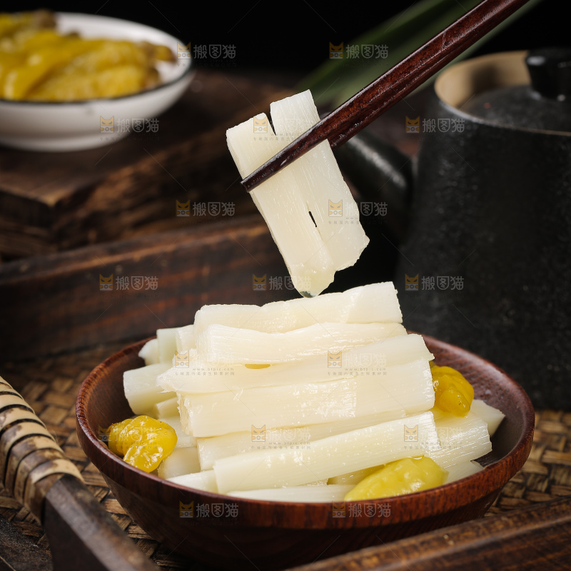筷子上夹着山椒脆笋