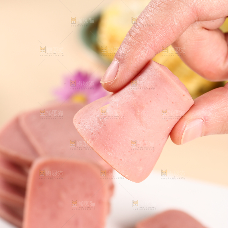 手里拿着火腿肠