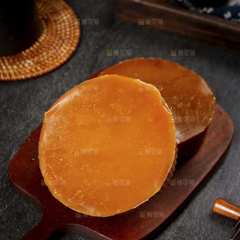 木板上放着红糖年糕