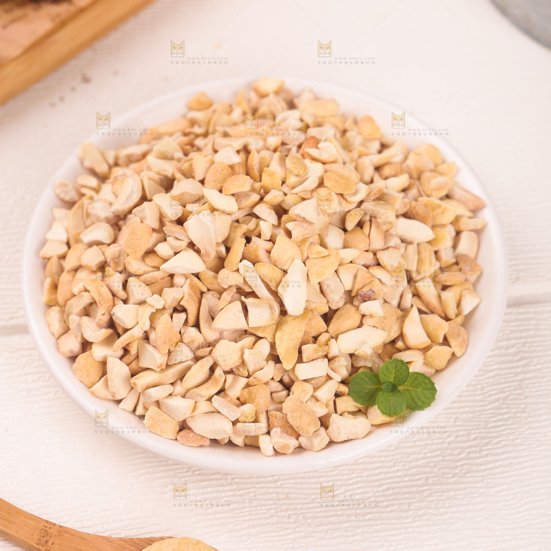 盘子里的腰果碎