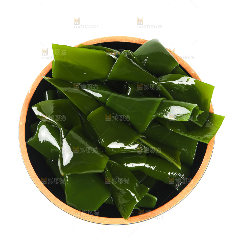 白底上放着一盘海带结