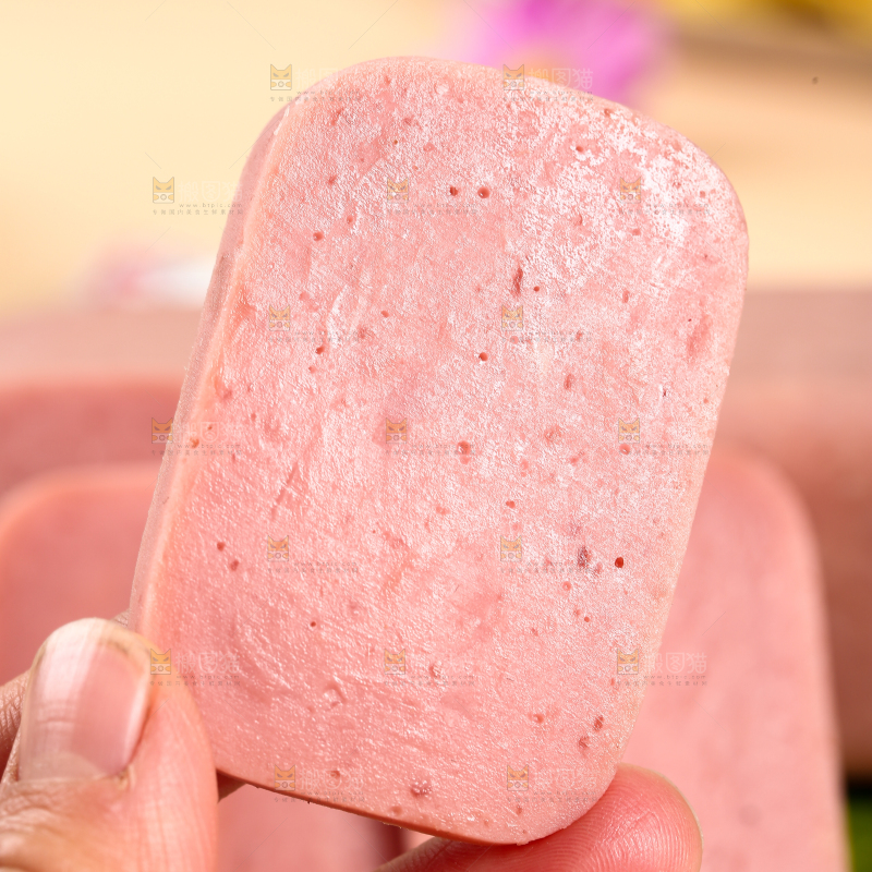 手里拿着一块火腿肠