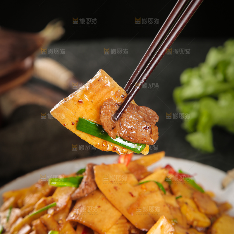 筷子上夹着春笋炒肉