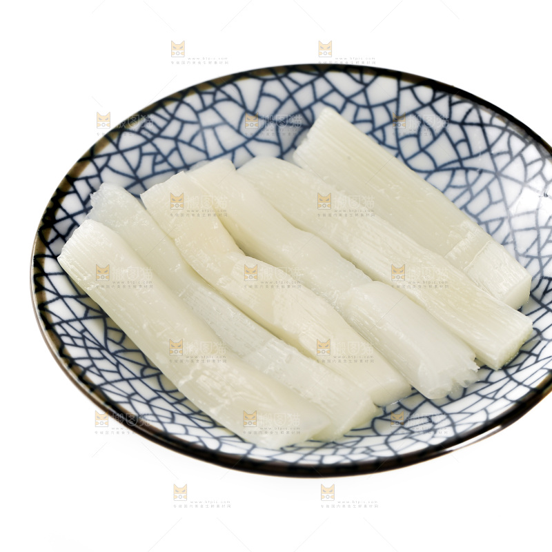 白底上放着一盘泡笋