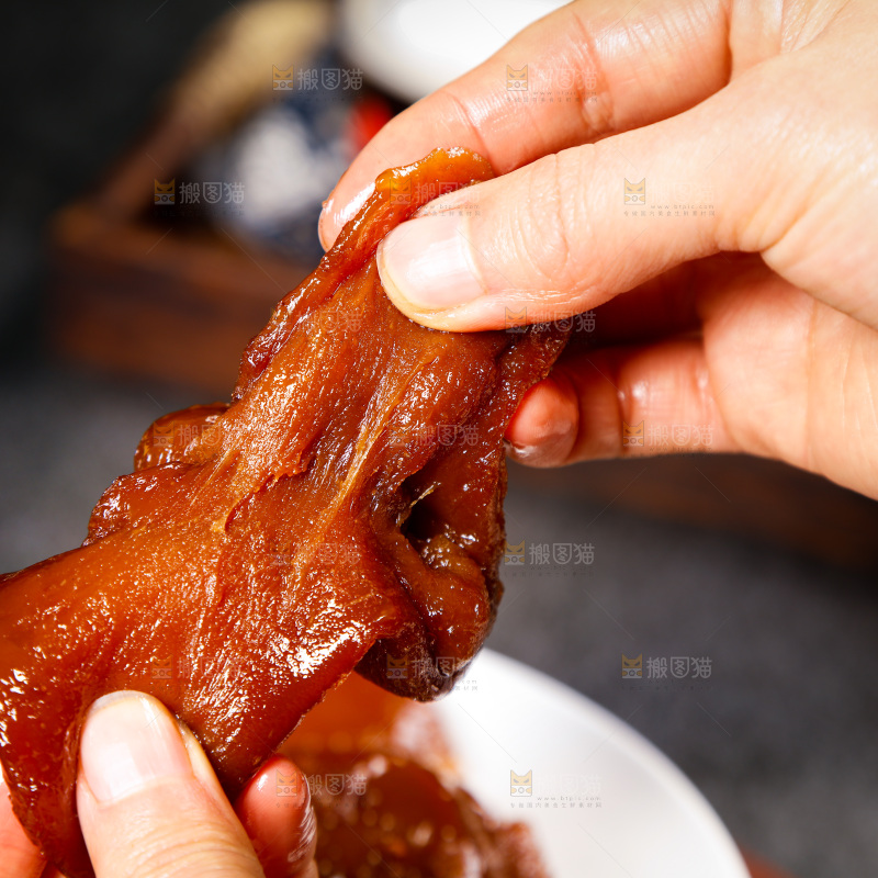 手里拿着红糖年糕